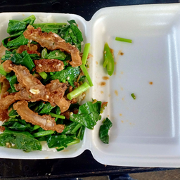 คะน้าหมูกรอบ ราดข้าว