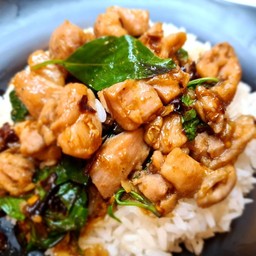 ข้าวราดไก่ผัดใบโหระพา