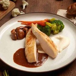 สเต๊กอกไก่ ครีมซอสกะหล่ำและซอสไวน์แดง