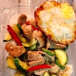 ข้าวราดแตงกวาผัดหมู+ ไข่ดาว
