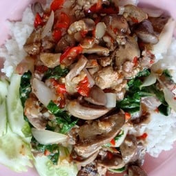 กระเพราเครื่องในไก่