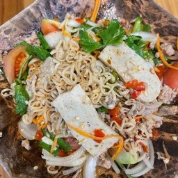 ยำมาม่าหมูสับหมูยอ