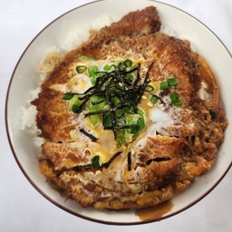 [อร่อยซ่ากับโค้ก] ข้าวคัตสึด้ง (ข้าวหน้าหมูทอดและไข่) +  แฟนต้า กลิ่นส้ม (กระป๋อง) 