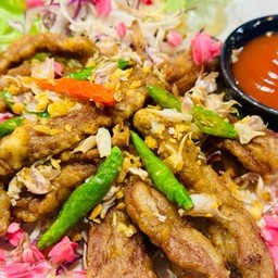 หมูทอดกระเทียมพริกขี้หนูสวน