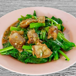 คะน้าหมูกรอบ (กับข้าว)