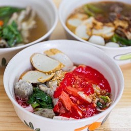 ก๋วยเตี๋ยวไก่ซอสแดง