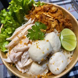 หมี่ไก่ฉีก+ลูกชิ้นหมู(น้ำพริกกากหมู)