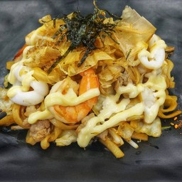 ยากิโซบะหมูหมึกกุ้ง