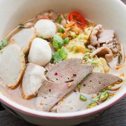 ก๋วยเตี๋ยวหมูต้มยำ ลูกโกตี๋ วัดกู้ ในปั๊มซัสโก้ บางบัวทอง