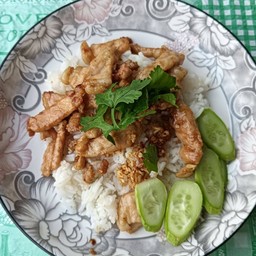 ข้าวหมูทอดกระเทียม
