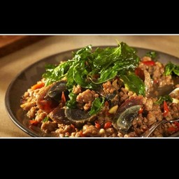 กระเพราหมูสับไข่เยี่ยวม้า