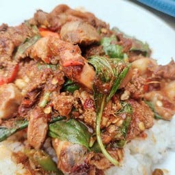 ผัดพริกแกงเครื่องในไก่