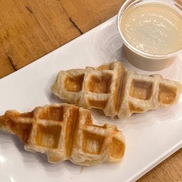 ครอฟเฟิล + นมข้น