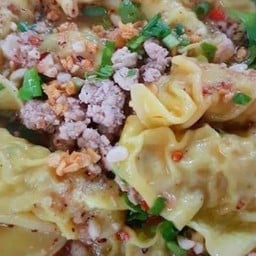 เกี้ยวกุ้งยำแห้ง