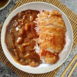 แกงกะหรี่ ไก่ทอดโทริคัทสึ