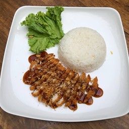 ข้าวไก่ทอดราดซอสกระเทียม