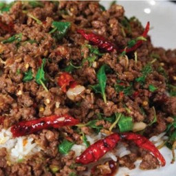 ข้าวกะเพราเนื้อโคขุนผัดพริกแห้งโบราณ