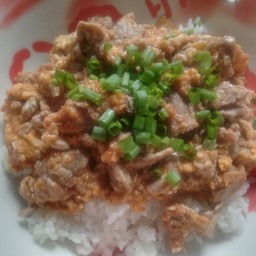 เนื้อผัดไข่ซอสสุกี้ราดข้าว