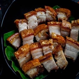 หมูกรอบ 1จาน.