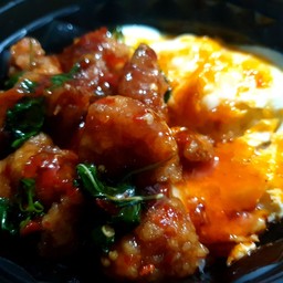 ข้าวไก่คาราเกะ กะเพราพริกแห้ง ไข่ข้น