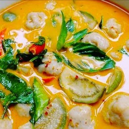 แกงเขียวหวานลูกชิ้นปลา (กับข้าว)