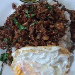 ข้าวผัดกะเพราเนื้อไข่ดาว