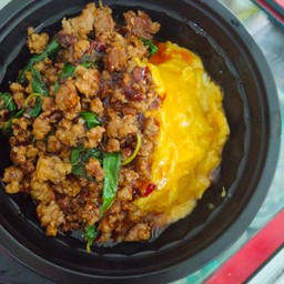 ข้าวไข่ข้นกะเพราหมูสับผัดพริกแห้งโบราณ