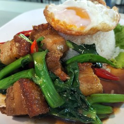 ข้าวราดคะน้าหมูกรอบ