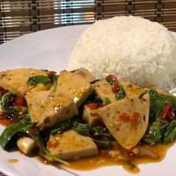กระเพราหมูยอราดข้าว