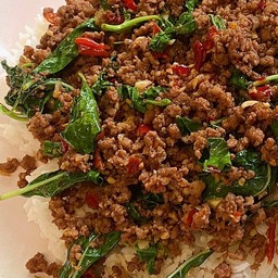 ข้าวกะเพรา เนื้อโคขุนสับ