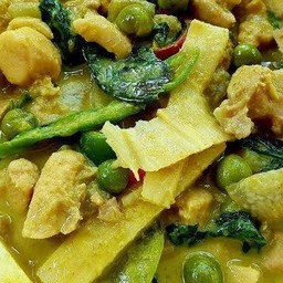 แกงเขียวหวานไก่ใส่หน่อไม้ (กับข้าว)