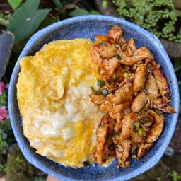 ข้าวหน้าไข่ข้น ผัดซอสหม่าล่า (ระบุเนื้อสัตว์)