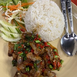 กระเพราหมูกรอบ