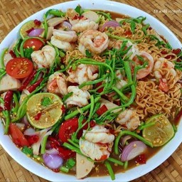 ยำมาม่ากระเฉดกุ้ง หมูยอ