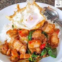 ข้าวกระเพราพริกแห้งหมูกรอบ+ไข่ลาวา