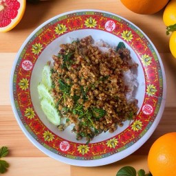 ผัดกระเพราราดข้าว