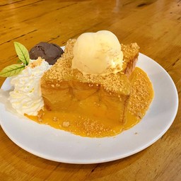 ฮันนี่โทสต์ซอสไข่เค็ม