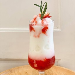 STRAWBERRY YOGURT SMOOTHIE