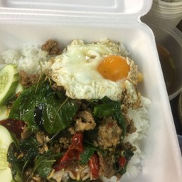 ข้าวผัดพริกแกงหมูป่า