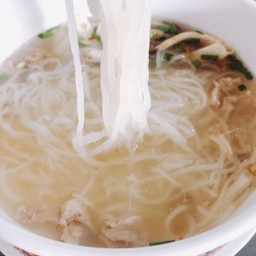 ก๋วยจั๊บเนื้อลายใส่ไข่