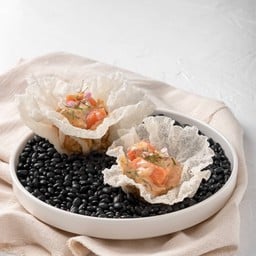 สไปซี่แซลมอนทาโก้ เสิร์ฟพร้อมแป้งญวนทอดกรอบ