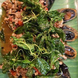 ไข่เยี่ยวม้ากะเพรากรอบ