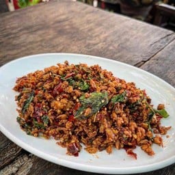 กระเพราไก่สับพริกแห้ง กับข้าว