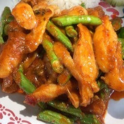 ผัดพริกแกงไก่