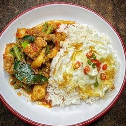 ผัดพริกแกงสามชั้นถั่วฝักยาวไข่ดาวราดข้าว