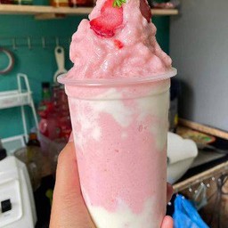 สตอเบอร์รี่นมสดปั่นโยเกิร์ต