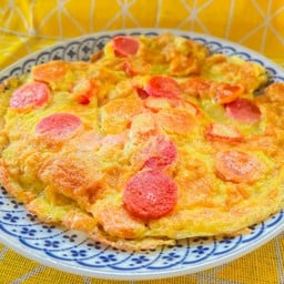 ไข่เจียวไส้กรอกลมควันราดข้าวสวย