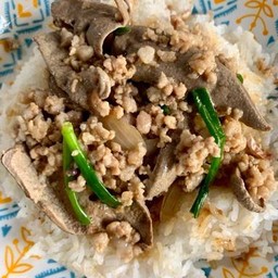 หมูสับ+ตับหมูผัดน้ำมันหอยราดข้าว