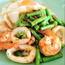 พริกแกงทะเลราดข้าว