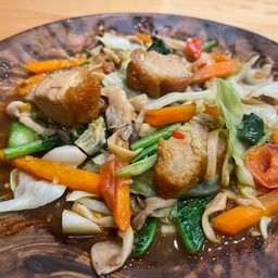 ผัดผักรวมหมูกรอบ